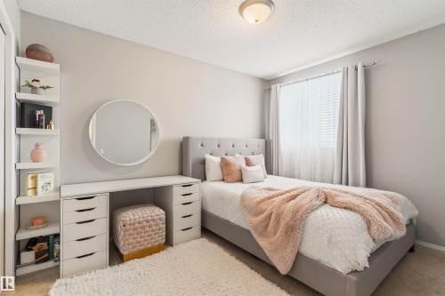 1235 Ormsby Lane Nw, Edmonton, AB - Indoor Photo Showing Bedroom