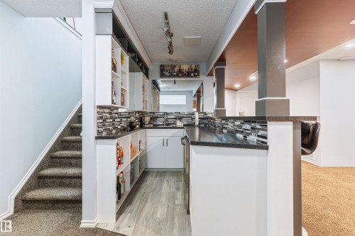 1235 Ormsby Lane Nw, Edmonton, AB - Indoor Photo Showing Kitchen