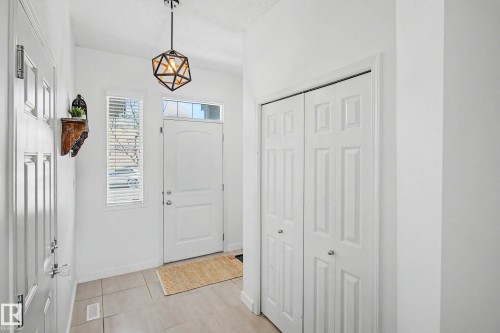 2083 Chalmers Way Sw, Edmonton, AB - Indoor Photo Showing Other Room