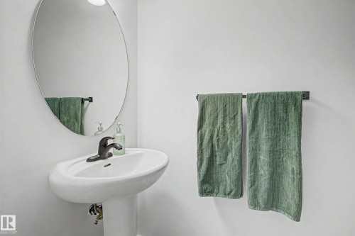 2083 Chalmers Way Sw, Edmonton, AB - Indoor Photo Showing Bathroom