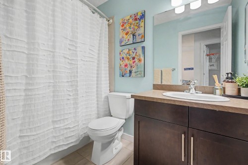 2083 Chalmers Way Sw, Edmonton, AB - Indoor Photo Showing Bathroom