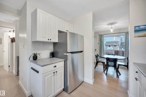 #35 4403 Riverbend Rd Nw, Edmonton, AB - Indoor Photo Showing Kitchen