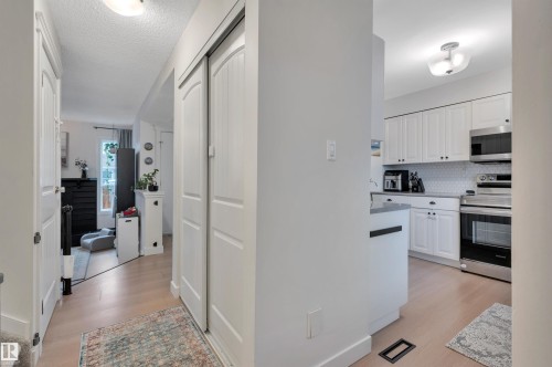 #35 4403 Riverbend Rd Nw, Edmonton, AB - Indoor Photo Showing Kitchen