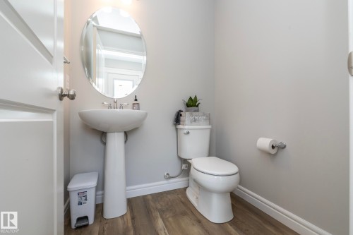 803 Secord Boulevard Nw, Edmonton, AB - Indoor Photo Showing Bathroom