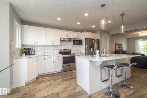 803 Secord Boulevard Nw, Edmonton, AB - Indoor Photo Showing Kitchen With Upgraded Kitchen
