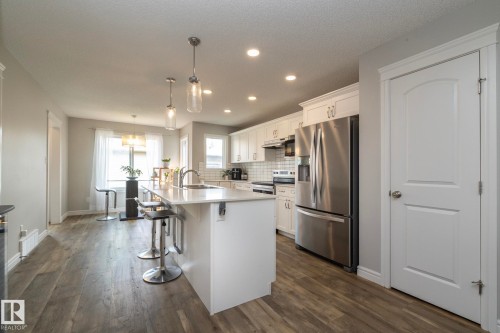 803 Secord Boulevard Nw, Edmonton, AB - Indoor Photo Showing Kitchen With Upgraded Kitchen