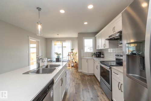803 Secord Boulevard Nw, Edmonton, AB - Indoor Photo Showing Kitchen With Double Sink With Upgraded Kitchen
