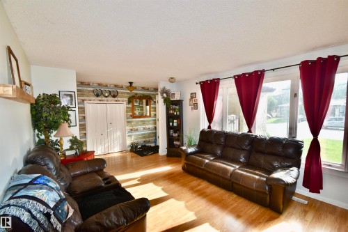 4405 46A Street, St. Paul Town, AB - Indoor Photo Showing Living Room