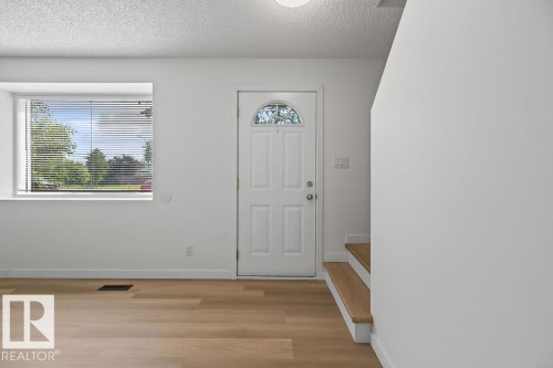 428 Hermitage Road Nw, Edmonton, AB - Indoor Photo Showing Other Room