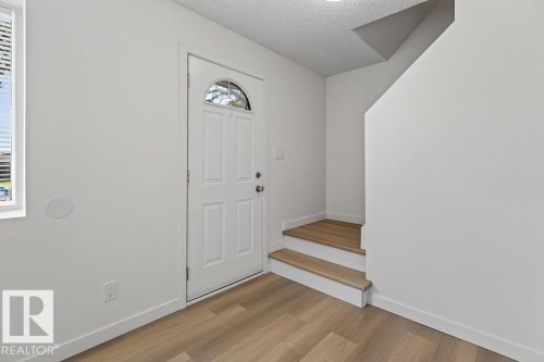 428 Hermitage Road Nw, Edmonton, AB - Indoor Photo Showing Other Room