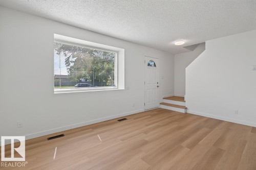 428 Hermitage Road Nw, Edmonton, AB - Indoor Photo Showing Other Room
