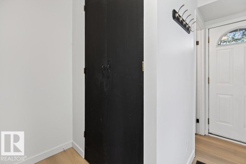 428 Hermitage Road Nw, Edmonton, AB - Indoor Photo Showing Other Room