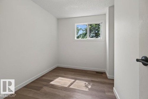428 Hermitage Road Nw, Edmonton, AB - Indoor Photo Showing Other Room