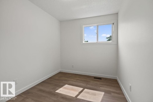 428 Hermitage Road Nw, Edmonton, AB - Indoor Photo Showing Other Room