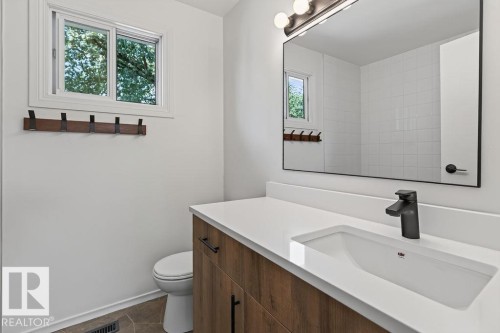 428 Hermitage Road Nw, Edmonton, AB - Indoor Photo Showing Bathroom
