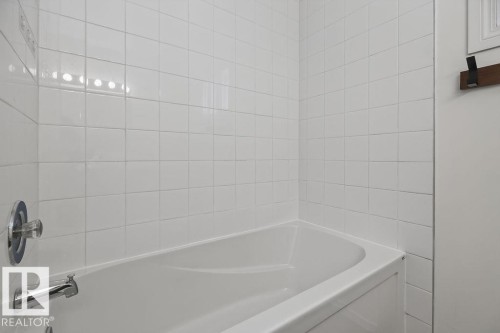 428 Hermitage Road Nw, Edmonton, AB - Indoor Photo Showing Bathroom