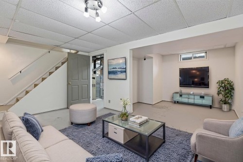 428 Hermitage Road Nw, Edmonton, AB - Indoor Photo Showing Living Room