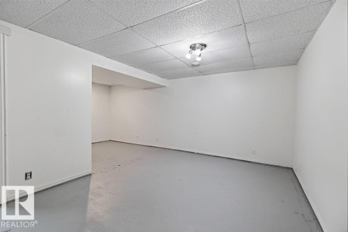 428 Hermitage Road Nw, Edmonton, AB - Indoor Photo Showing Other Room