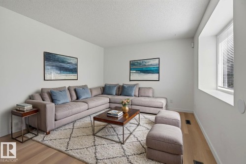 428 Hermitage Road Nw, Edmonton, AB - Indoor Photo Showing Living Room