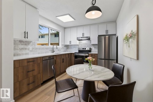 428 Hermitage Road Nw, Edmonton, AB - Indoor Photo Showing Kitchen