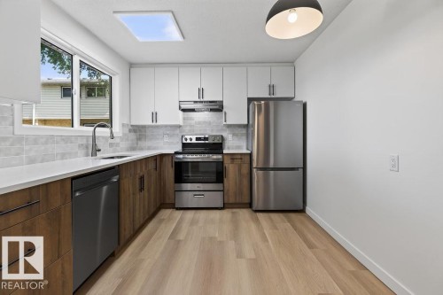 428 Hermitage Road Nw, Edmonton, AB - Indoor Photo Showing Kitchen With Upgraded Kitchen