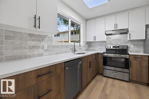 428 Hermitage Road Nw, Edmonton, AB - Indoor Photo Showing Kitchen With Upgraded Kitchen
