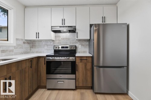 428 Hermitage Road Nw, Edmonton, AB - Indoor Photo Showing Kitchen With Upgraded Kitchen