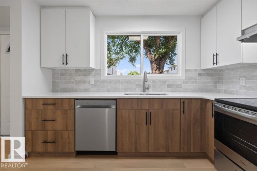 428 Hermitage Road Nw, Edmonton, AB - Indoor Photo Showing Kitchen