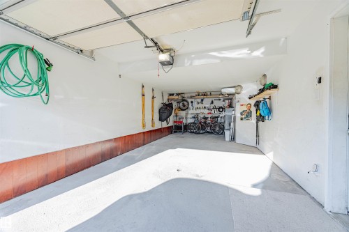 #405 178 Bridgeport Bv, Leduc, AB - Indoor Photo Showing Garage
