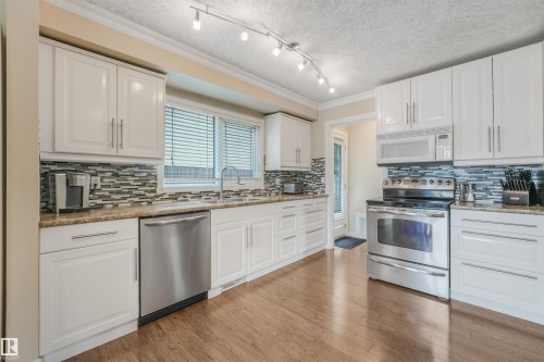 141 Camelot Avenue, Leduc, AB - Indoor Photo Showing Kitchen With Upgraded Kitchen