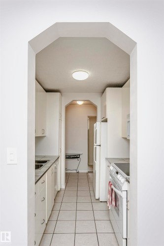 #302 5005 31 Av Nw, Edmonton, AB - Indoor Photo Showing Kitchen