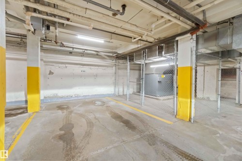 #401 10009 102 Av Nw, Edmonton, AB - Indoor Photo Showing Garage