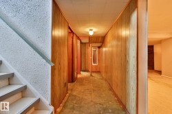 Basement hallway to the bathroom and bedroom - 