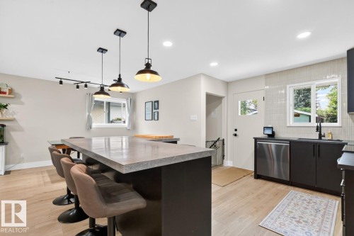 6807 101A Avenue Nw, Edmonton, AB - Indoor