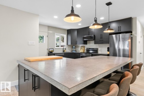6807 101A Avenue Nw, Edmonton, AB - Indoor Photo Showing Kitchen With Stainless Steel Kitchen With Upgraded Kitchen