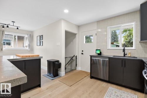 6807 101A Avenue Nw, Edmonton, AB - Indoor