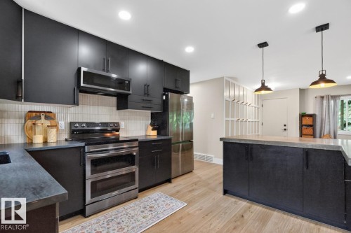6807 101A Avenue Nw, Edmonton, AB - Indoor Photo Showing Kitchen With Stainless Steel Kitchen With Upgraded Kitchen