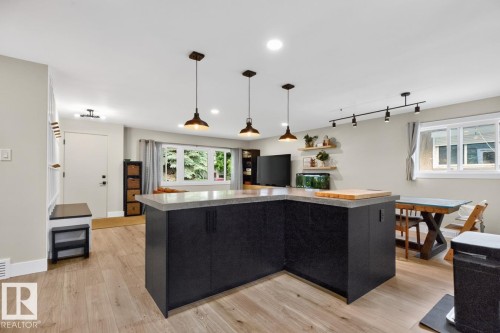 6807 101A Avenue Nw, Edmonton, AB - Indoor Photo Showing Kitchen