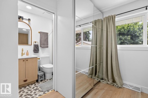 6807 101A Avenue Nw, Edmonton, AB - Indoor Photo Showing Bathroom