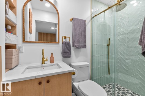 6807 101A Avenue Nw, Edmonton, AB - Indoor Photo Showing Bathroom