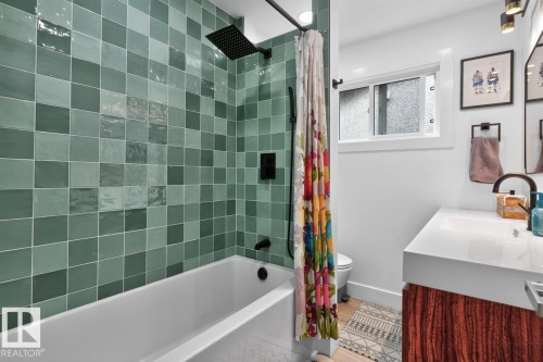 6807 101A Avenue Nw, Edmonton, AB - Indoor Photo Showing Bathroom