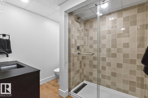 6807 101A Avenue Nw, Edmonton, AB - Indoor Photo Showing Bathroom