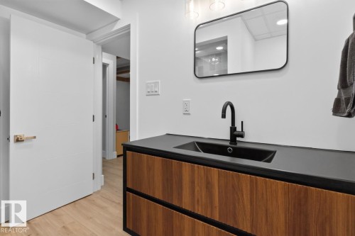 6807 101A Avenue Nw, Edmonton, AB - Indoor