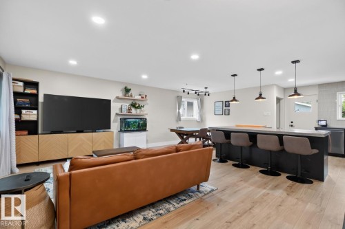 6807 101A Avenue Nw, Edmonton, AB - Indoor