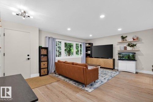 6807 101A Avenue Nw, Edmonton, AB - Indoor