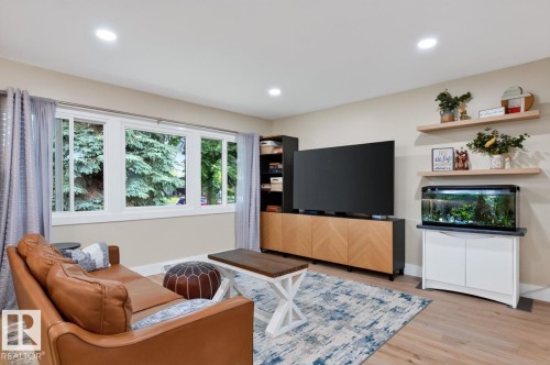 6807 101A Avenue Nw, Edmonton, AB - Indoor