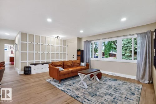 6807 101A Avenue Nw, Edmonton, AB - Indoor Photo Showing Living Room