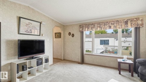 44 Keyhole Crescent Northwest, Edmonton, AB - Indoor Photo Showing Living Room