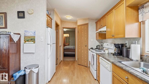 44 Keyhole Crescent Northwest, Edmonton, AB - Indoor Photo Showing Kitchen
