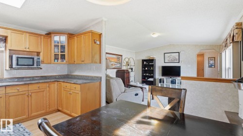 44 Keyhole Crescent Northwest, Edmonton, AB - Indoor Photo Showing Kitchen